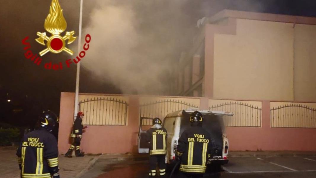 Cagliari, in fiamme un furgone e un'auto
