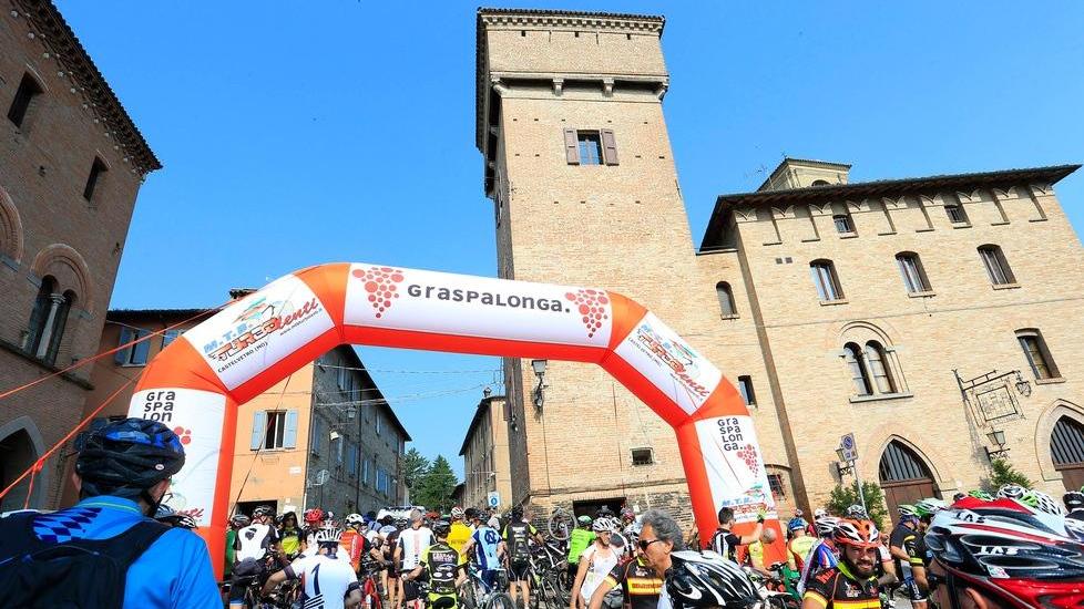 Il raduno prima della partenza a Castelvetro