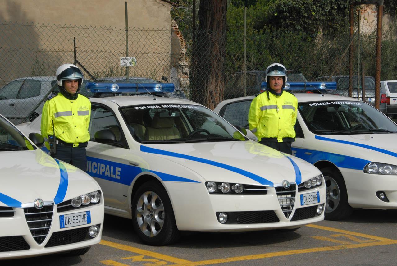 Motociclista ferito gravemente sulla 131 dir, strada chiusa al traffico