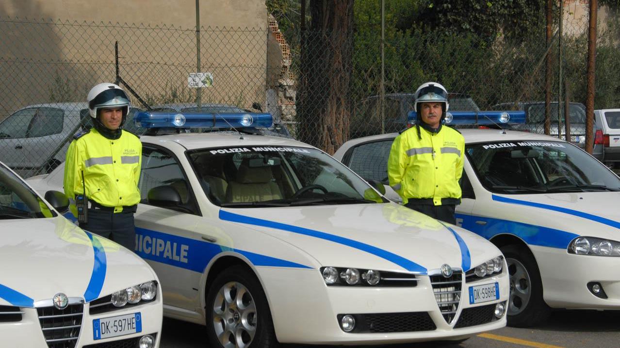 Motociclista ferito gravemente sulla 131 dir, strada chiusa al traffico