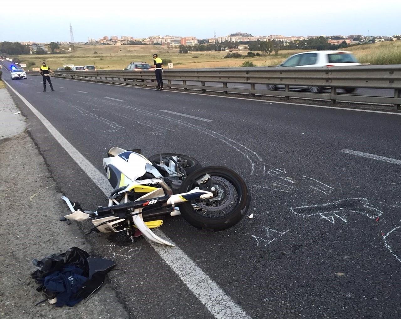 L'incidente mortale avvenuto sulla 131 dir (foto Mario Rosas)