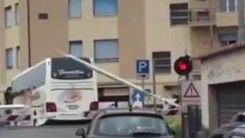 Pullman attraversa i binari mentre calano le sbarre