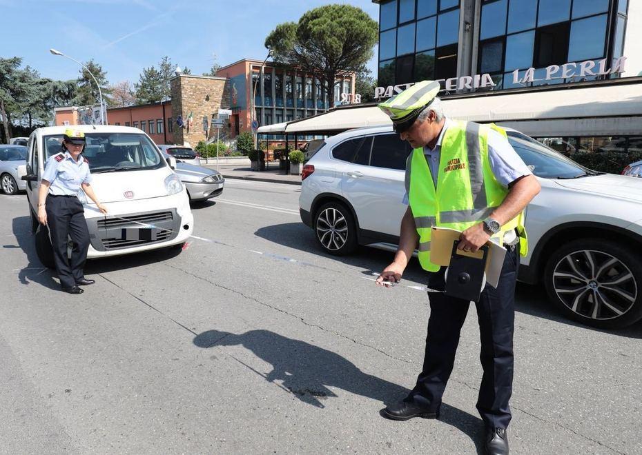 Travolto da un’auto a 34 anni vicino a casa: è gravissimo 