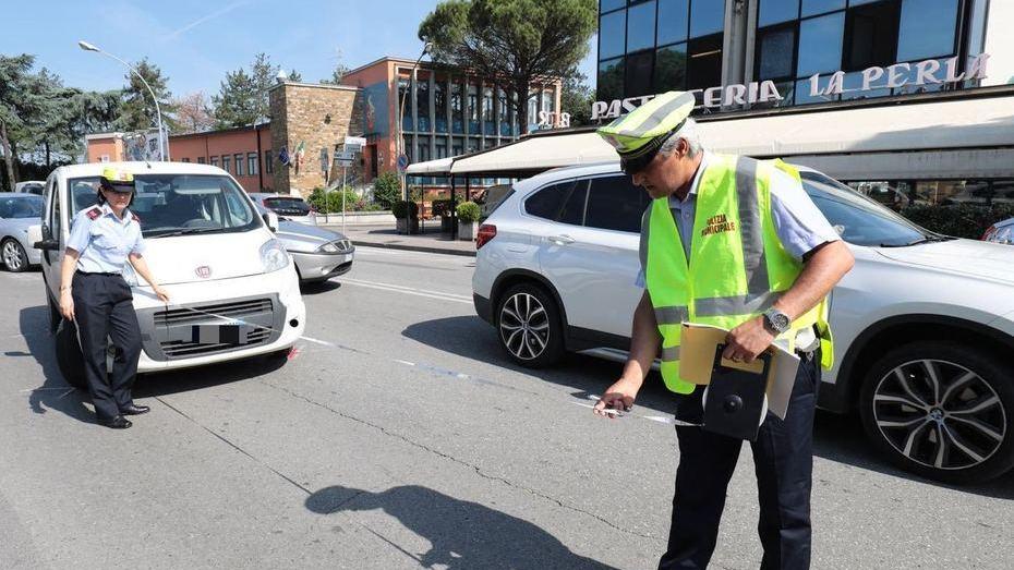 Travolto da un’auto a 34 anni vicino a casa: è gravissimo