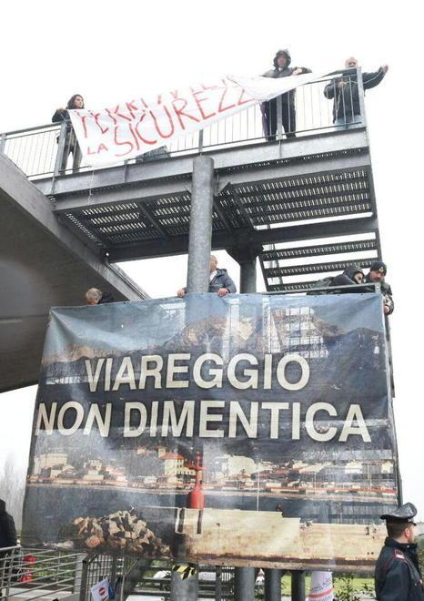 Strage, un mese di eventi: «Non si deve rimuovere» 