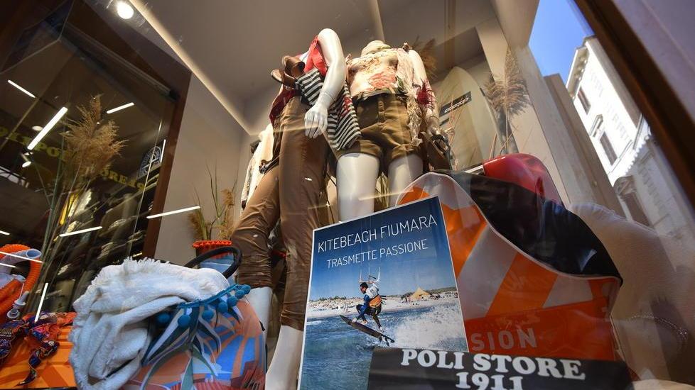 Poli Store e Kite Beach Fiumara filo diretto tra moda e spiaggia