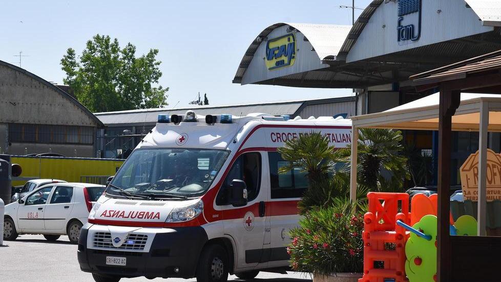 Colpito alla testa al lavoro, Andrea sta lottando tra la vita e la morte