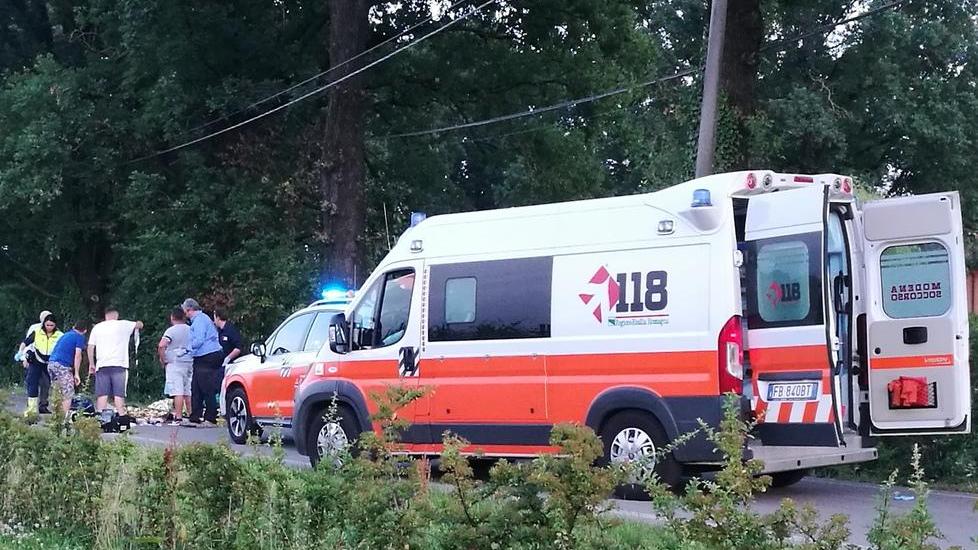 Motociclista si schianta e va in ospedale