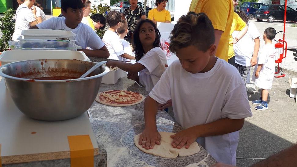 Albareto, pizzaioli per un giorno festa tra bimbi, farina e mozzarella