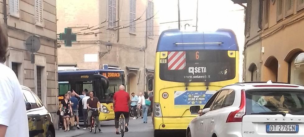 ingorgo di filobus in corso duomo