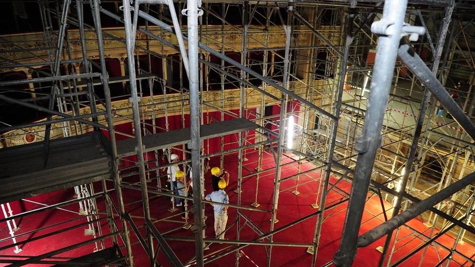 Tour nel teatro inagibile Il sipario si rialza nel 2021