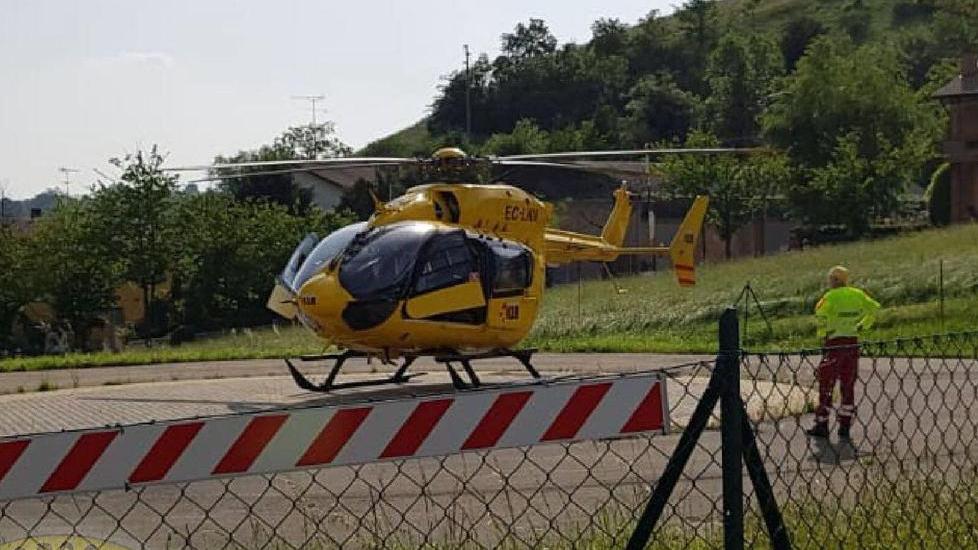 Cade nel bosco con la moto da cross