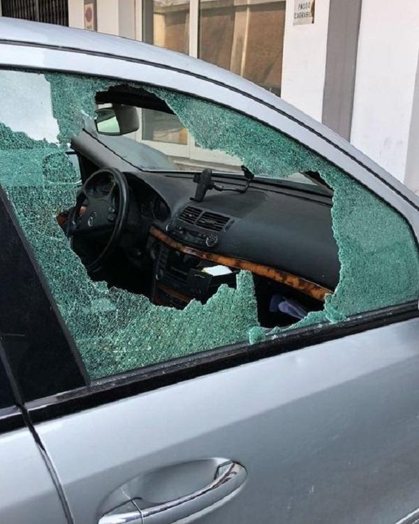 Modena, due minorenni spaccano vetri e saccheggiano tre vetture 