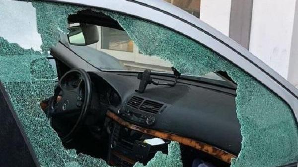 Modena, due minorenni spaccano vetri e saccheggiano tre vetture