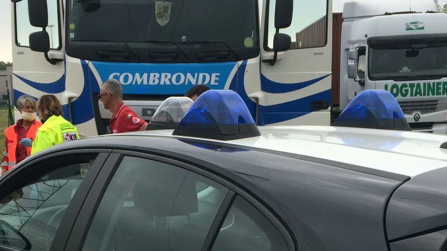 I carabinieri durante il controllo del tir francese