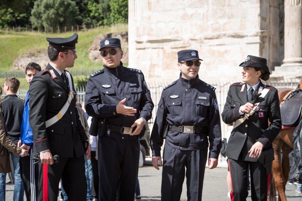 Poliziotti cinesi di pattuglia a Roma