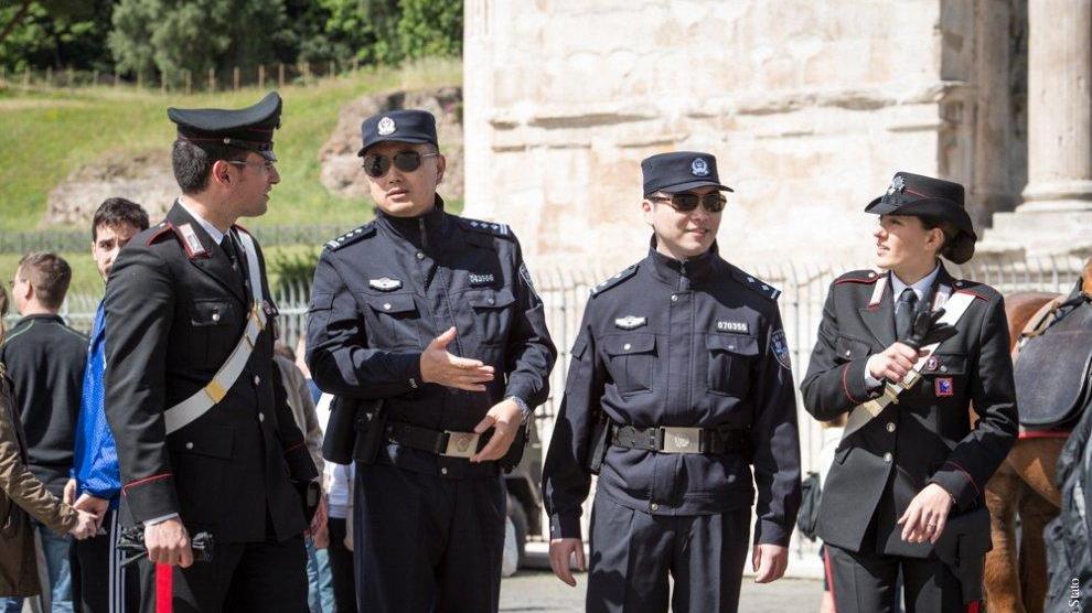 Poliziotti cinesi di pattuglia a Roma