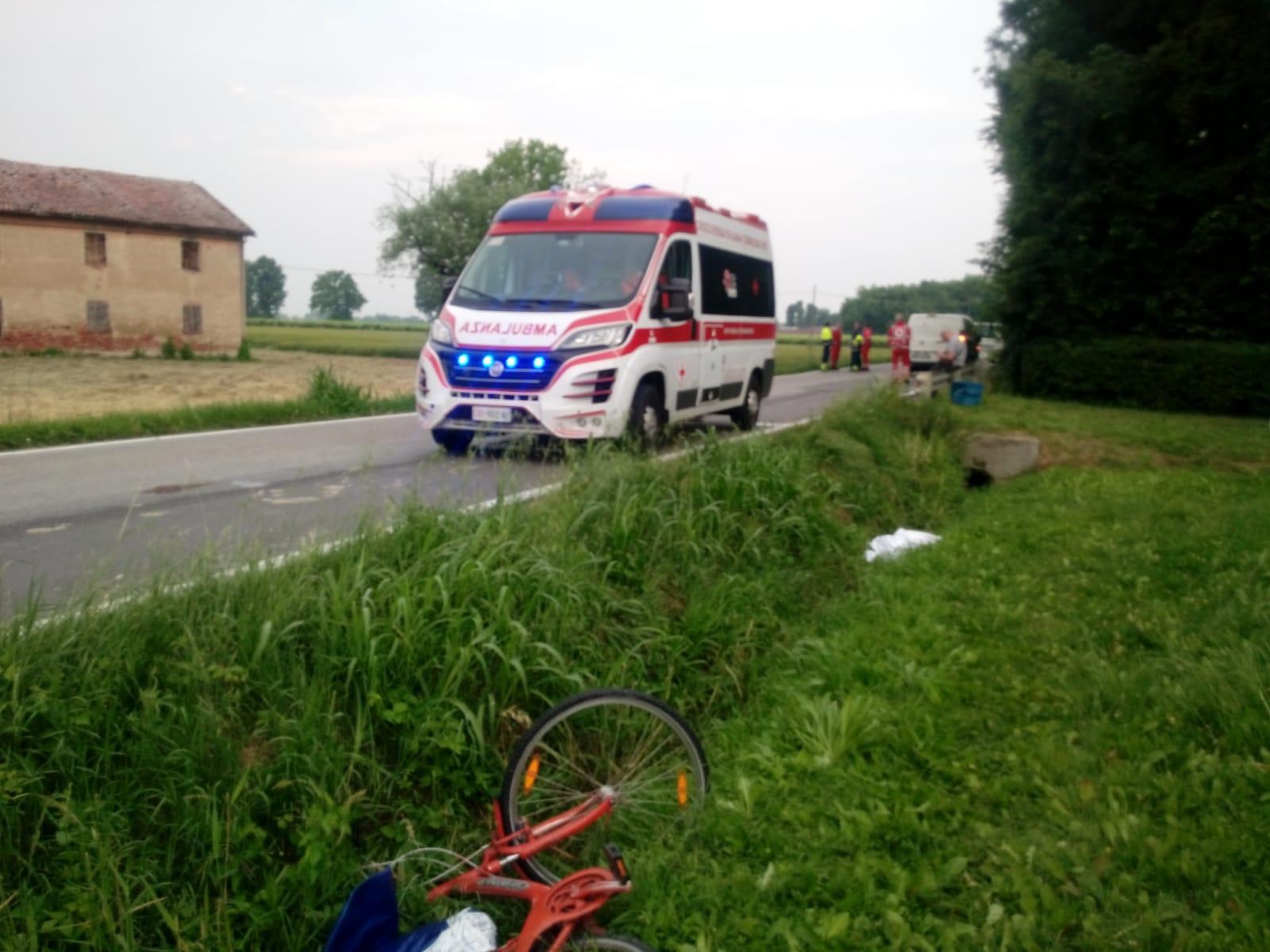 Ciclista travolto e ucciso da un furgone