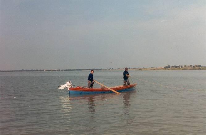 Pescatori nello stagno di Santa Gilla (foto archivio)