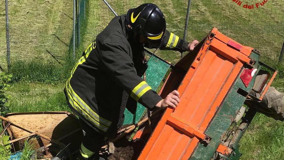 Resta incastrato sotto il trattore