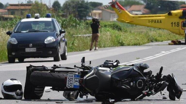Con la moto contro un’auto grave un quarantenne di Galleno
