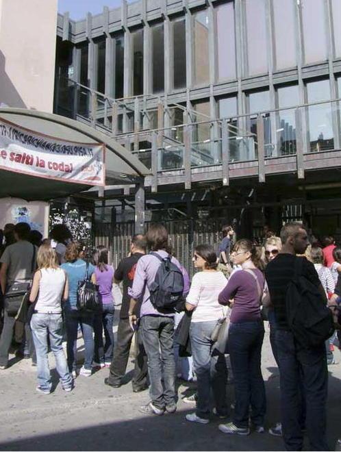 Raid nella mensa universitaria ragazzi bloccati dalle guardie