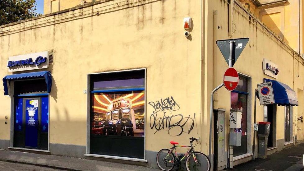 Punta la pistola al volto per rubare mille euro