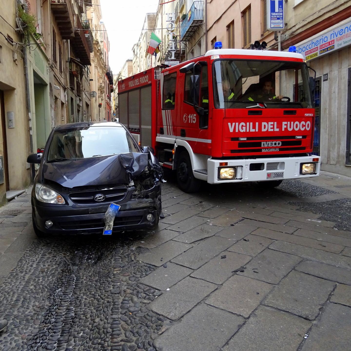 Autospazzatrice senza controllo travolge al Corso otto macchine
