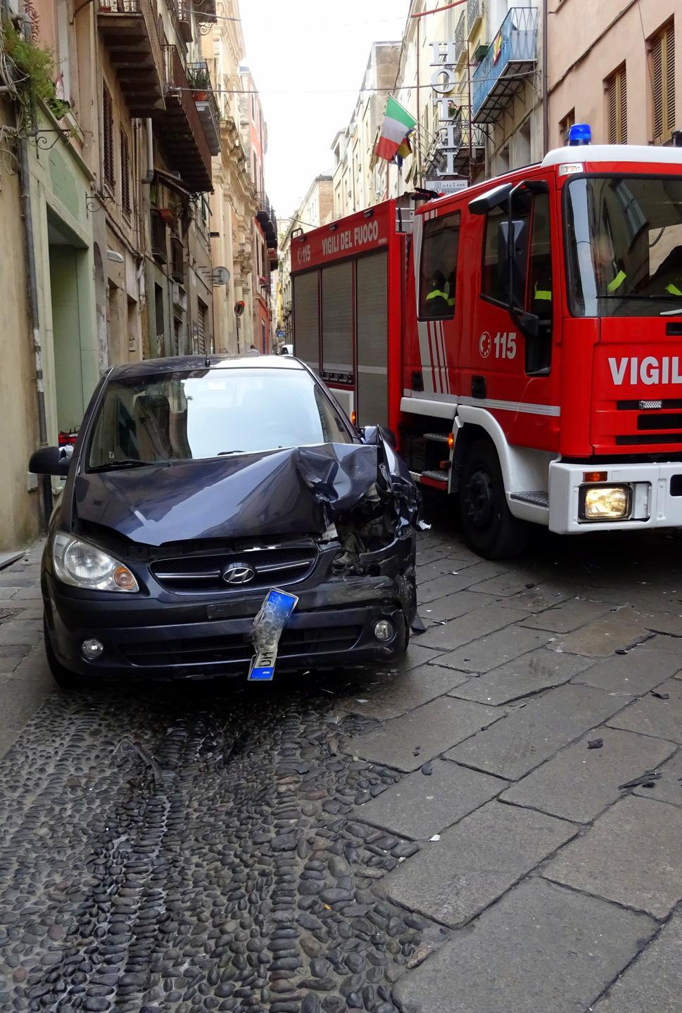 Autospazzatrice senza controllo travolge al Corso otto macchine