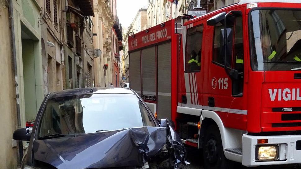 Autospazzatrice senza controllo travolge al Corso otto macchine