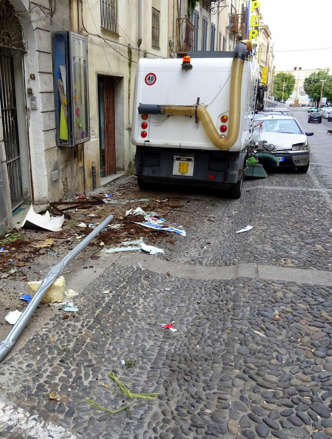 Autospazzatrice senza controllo travolge otto auto 