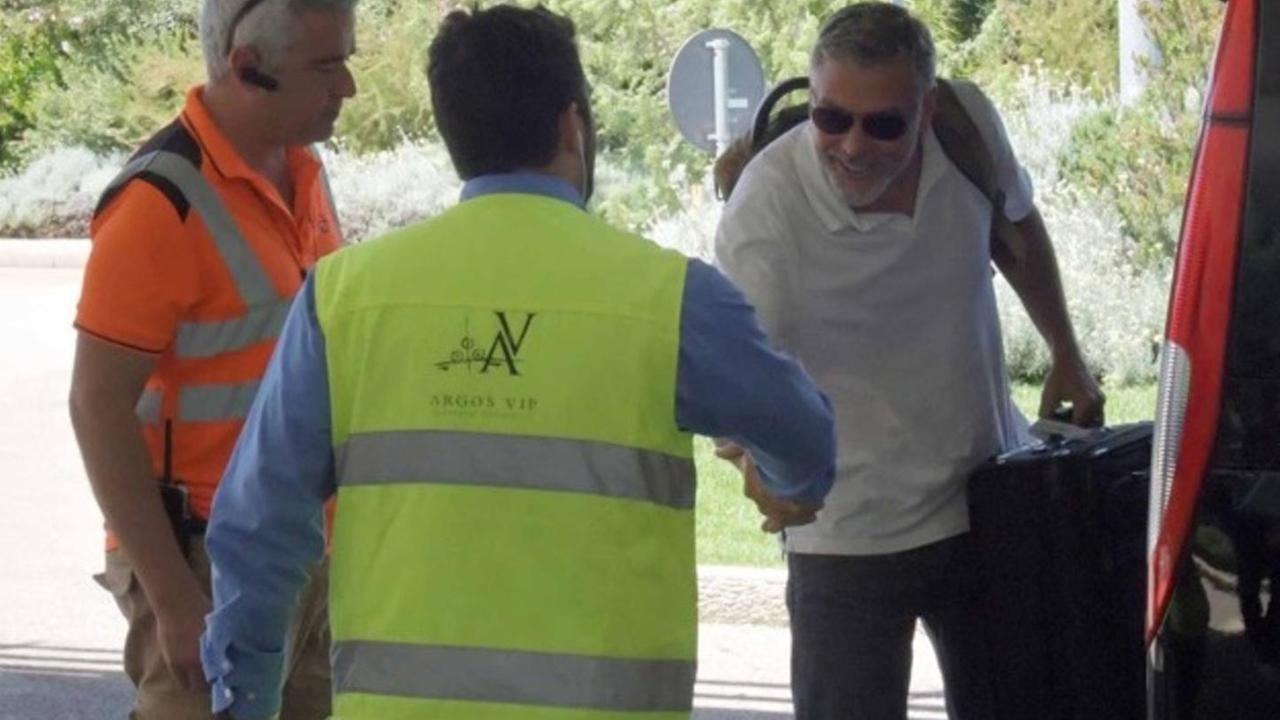 George cede al fascino di salsiccia e pecorino del venditore di strada
