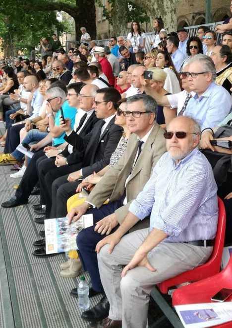 Il nuovo che avanza nella tribuna vip Corse senza solleone