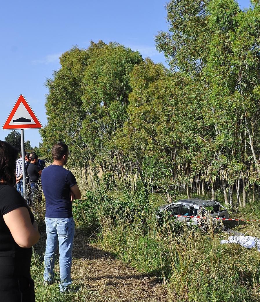 Con l’auto nella scarpata e muore 