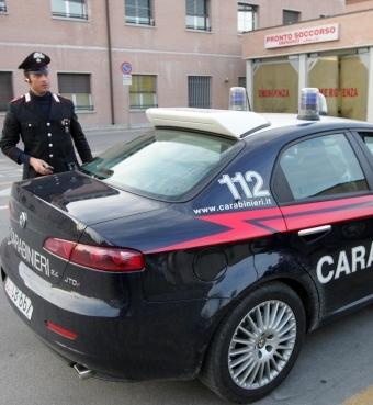 Accoltella lo spacciatore della compagna 