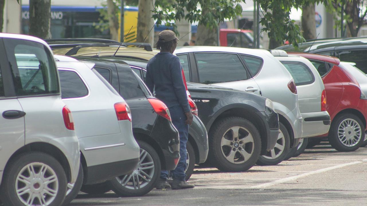 Modena: piazza Tien An Men debutta un parcheggiatore abusivo