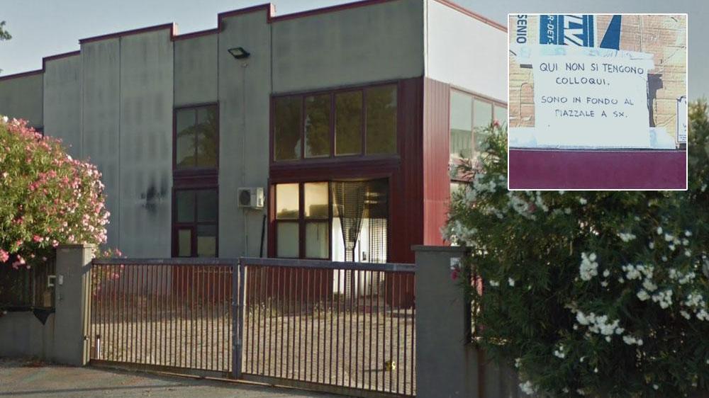 All’indirizzo al quale veniamo convocati per il colloquio non c’è un ufficio, ma un cancello chiuso e un magazzino; Il cartello affisso per chi si è perso come noi cercando il luogo della selezione