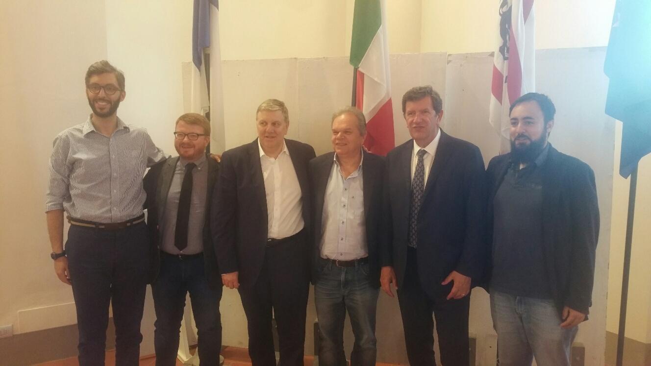I sindaci col presidente del Cda di Farmacom Roberto Natali
