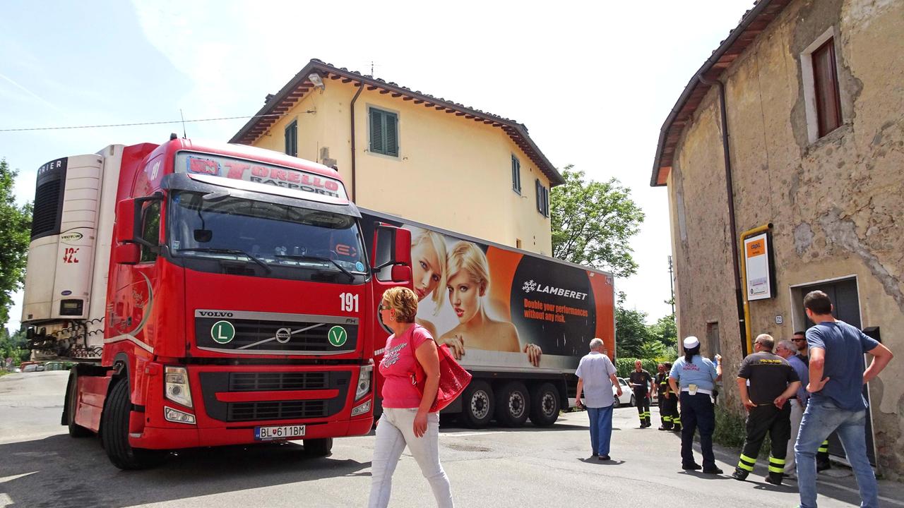 Strada stretta, il Tir si incastra tra le abitazioni