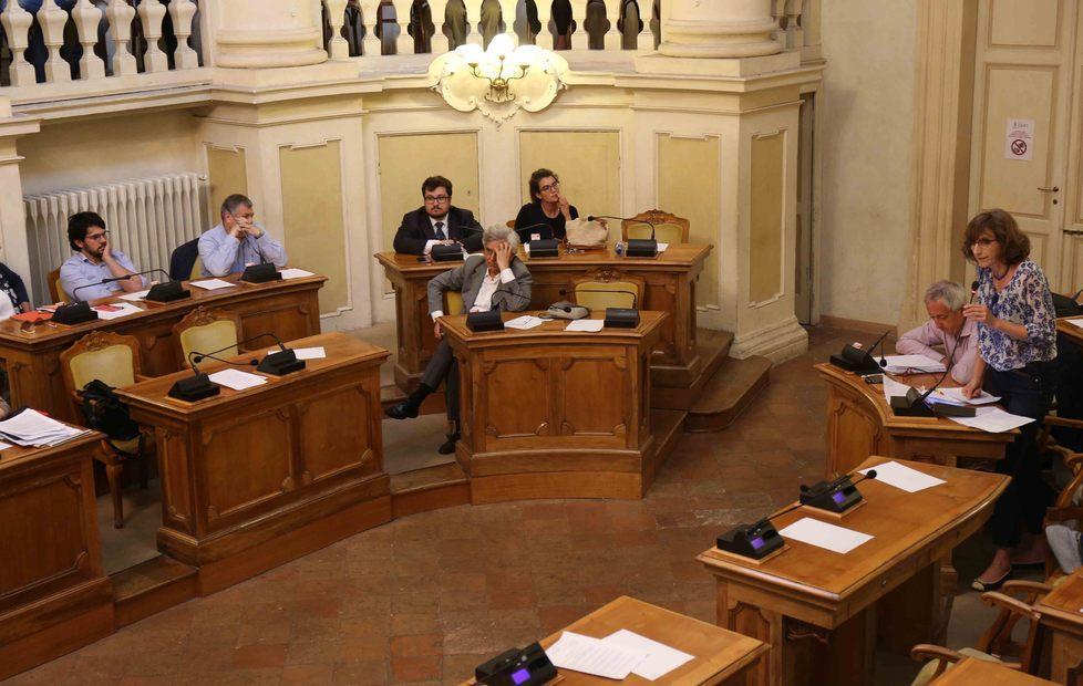 Reggio Emilia: opposizioni escono dal consiglio, niente solidarietà a Mattarella