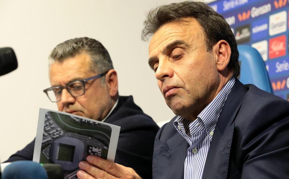 L’ad Francesco Ghelfi e il presidente Fabrizio Corsi con il progetto del nuovo stadio (foto agenzia Carlo Sestini)