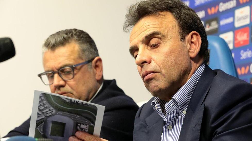 L’ad Francesco Ghelfi e il presidente Fabrizio Corsi con il progetto del nuovo stadio (foto agenzia Carlo Sestini)