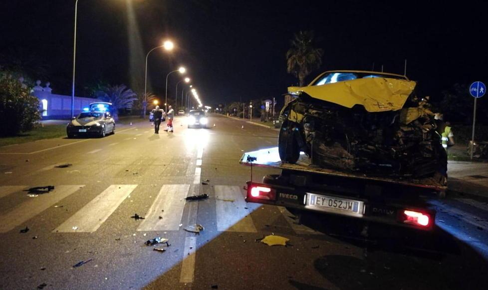 Le immagini del terribile schianto sul lungomare di Forte dei Marmi