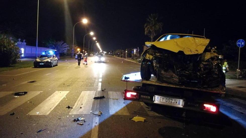 Le immagini del terribile schianto sul lungomare di Forte dei Marmi