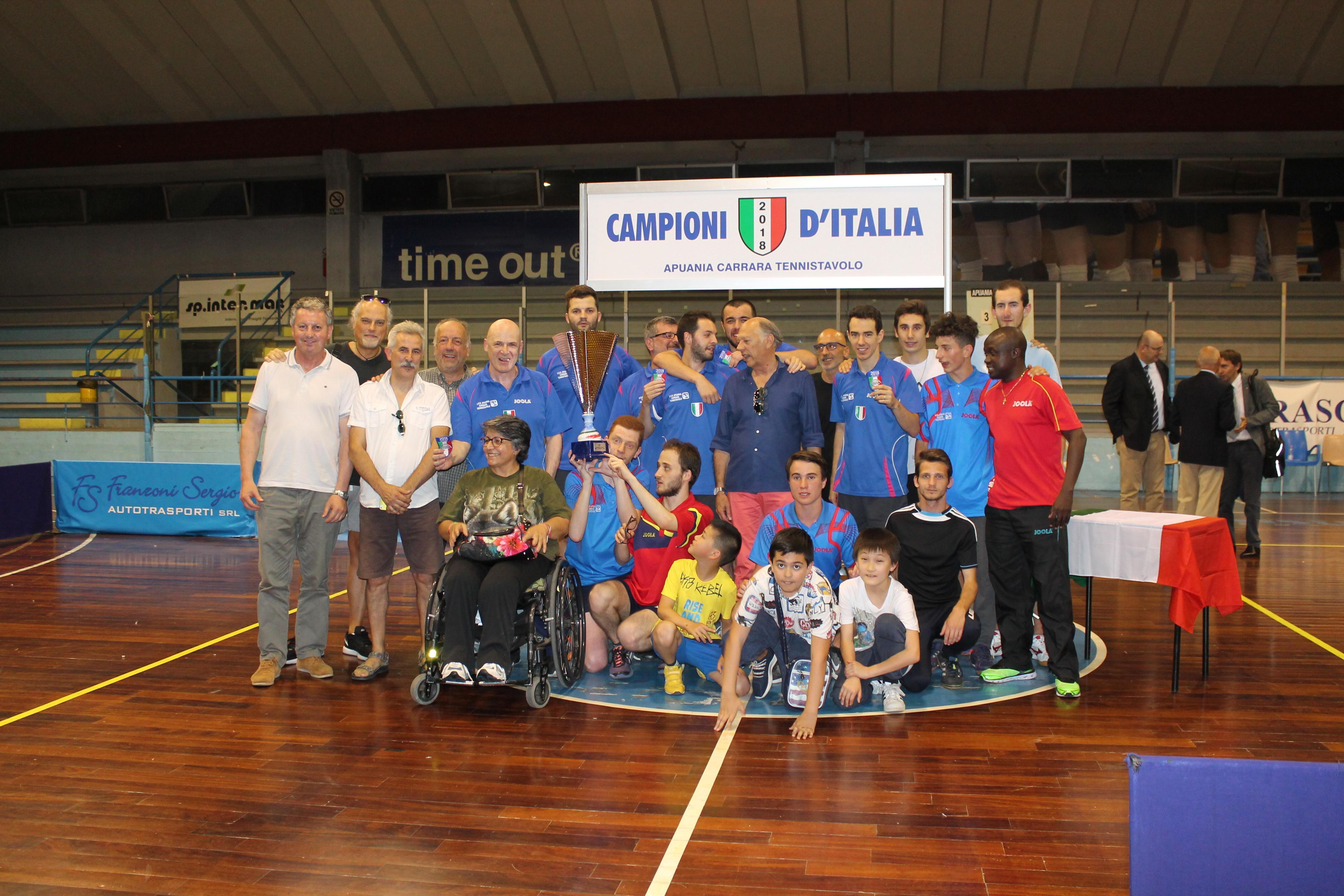 Foto di gruppo dopo la conquista dello scudetto