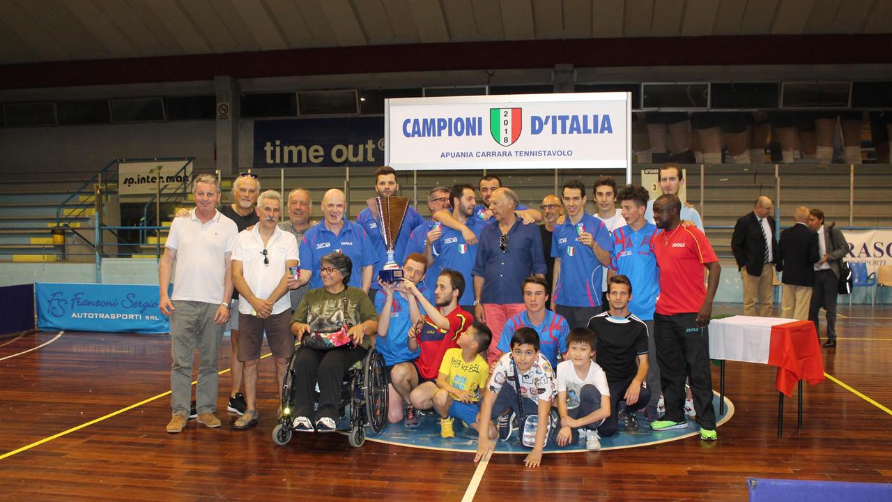 Foto di gruppo dopo la conquista dello scudetto