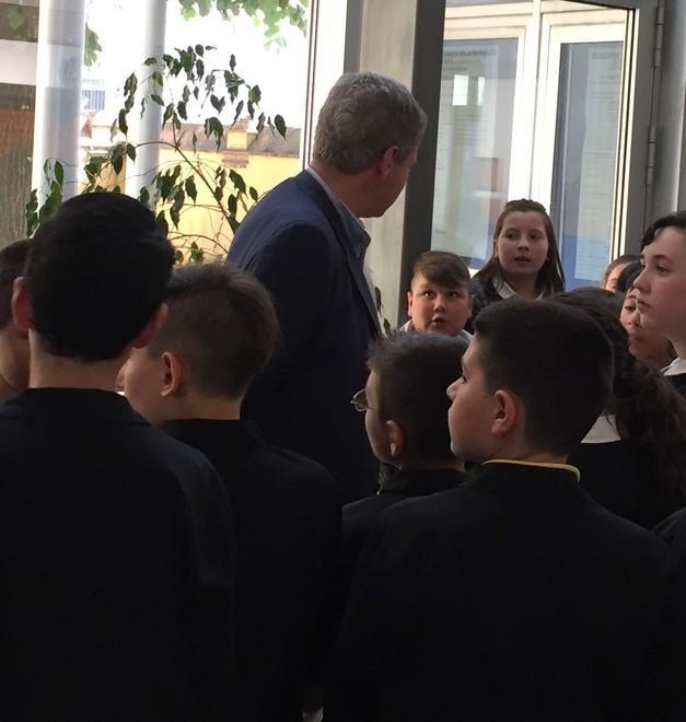 Il sindaco “assediato” dai bambini