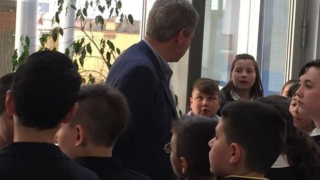 Il sindaco “assediato” dai bambini