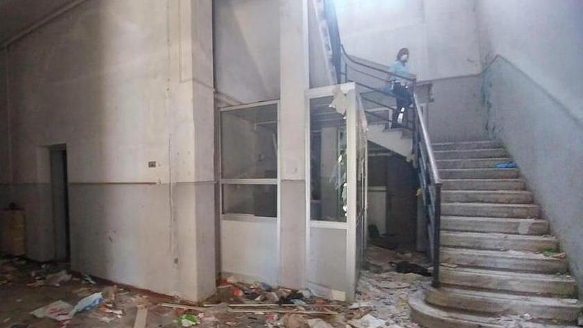 Blitz di carabinieri e vigili alle ex scuole Chini