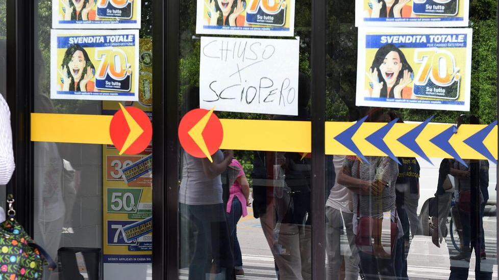 Sciopero a sorpresa dei lavoratori del Mercatone Uno